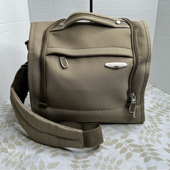 World Bound Worldbound Travel Bag Case Compact Many Pockets Shoulder Hand Straps - Picture 1 of 10